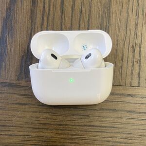 White Wireless Earbud Headphones with Charging Case BRAND NEW